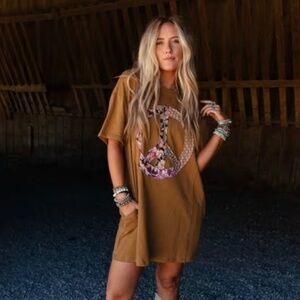 NWT T-Shirt Dress Ebbie Peace Sign Tunic Bronze Large Sage + Fig